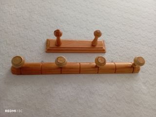 2 perchas madera - colgadores las 2 por 5€
