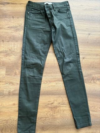 Pantalones pitillo efecto cuero - verde oliva