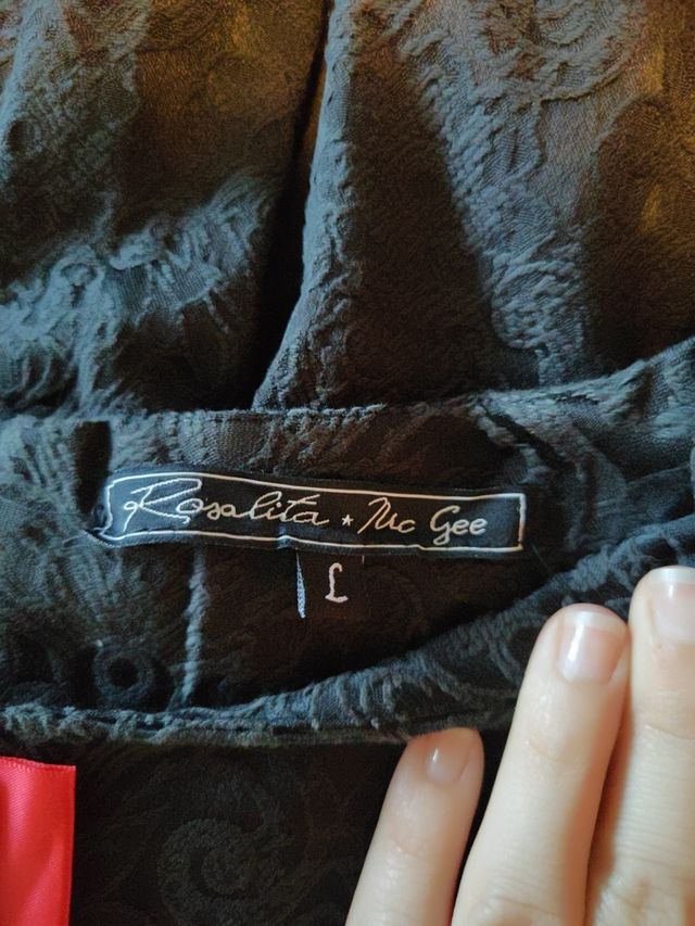 Vestido negro con lazo rojo