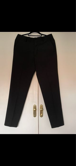 Traje negro joven. chaqueta -pantalón. Graduación