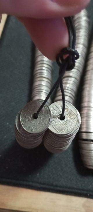 2kg Monedas 50 y medio la mayoría son circular
 