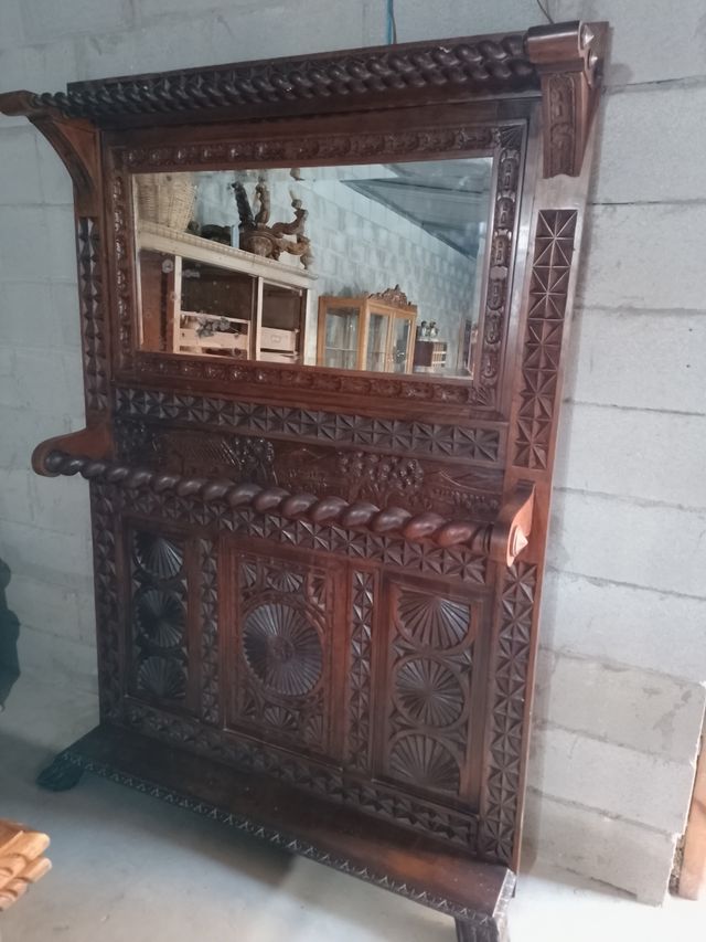 Mueble entrada antiguo de madera tallada. Gabanero