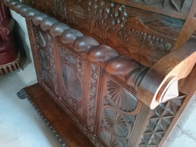 Mueble entrada antiguo de madera tallada. Gabanero