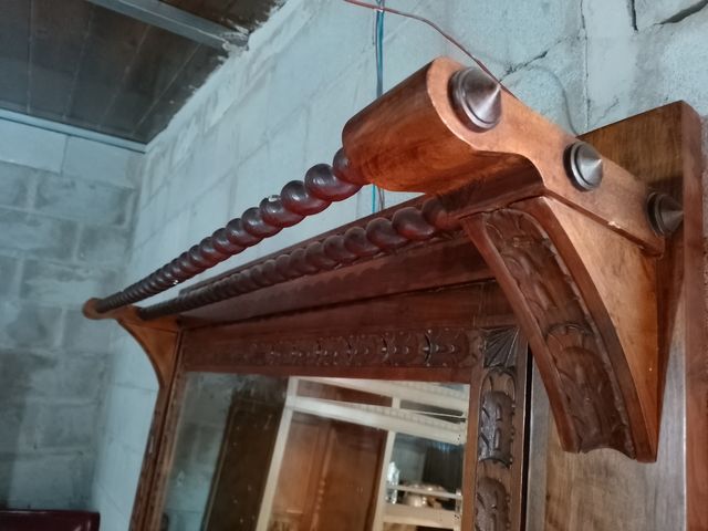 Mueble entrada antiguo de madera tallada. Gabanero