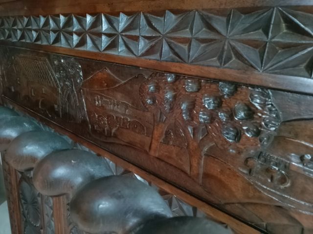 Mueble entrada antiguo de madera tallada. Gabanero