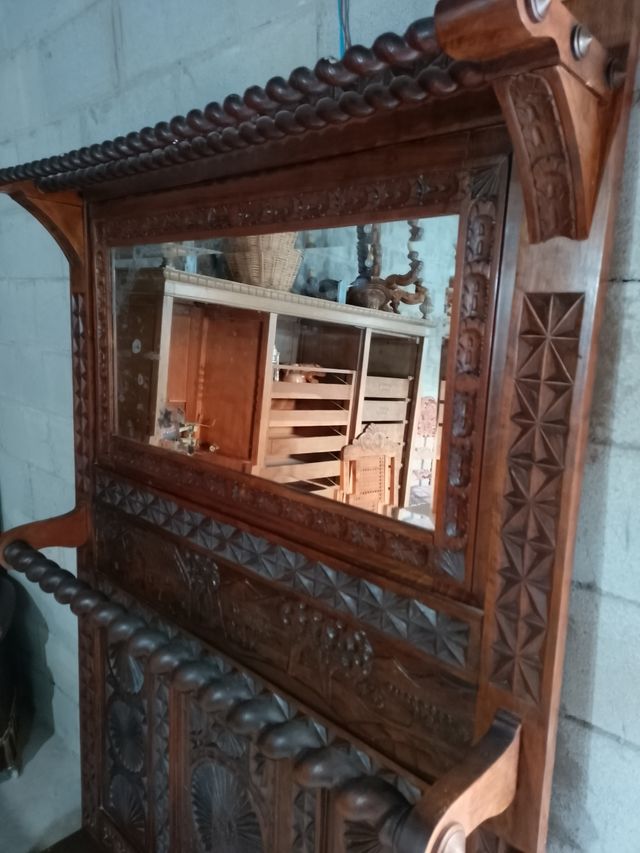 Mueble entrada antiguo de madera tallada. Gabanero