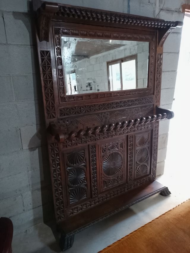 Mueble entrada antiguo de madera tallada. Gabanero