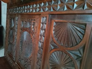 Mueble entrada antiguo de madera tallada. Gabanero