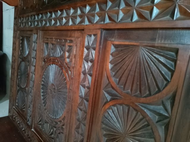 Mueble entrada antiguo de madera tallada. Gabanero