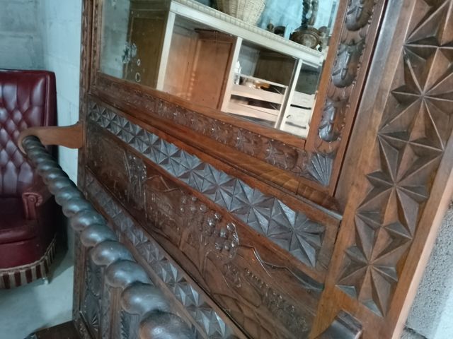Mueble entrada antiguo de madera tallada. Gabanero