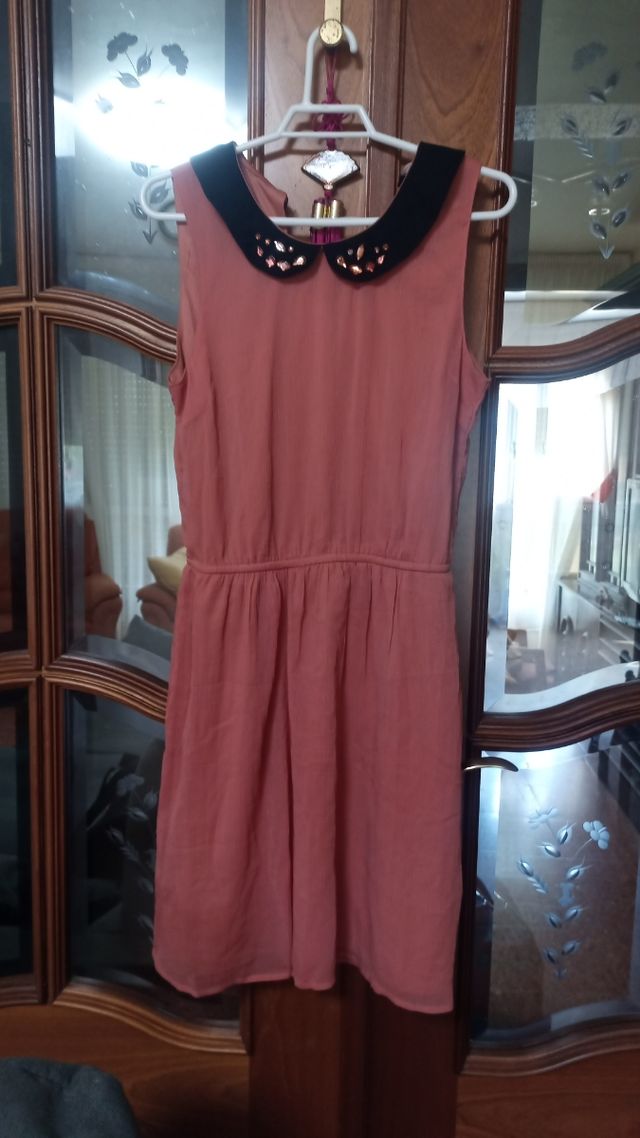 Vestido corto rosa palo con cuello