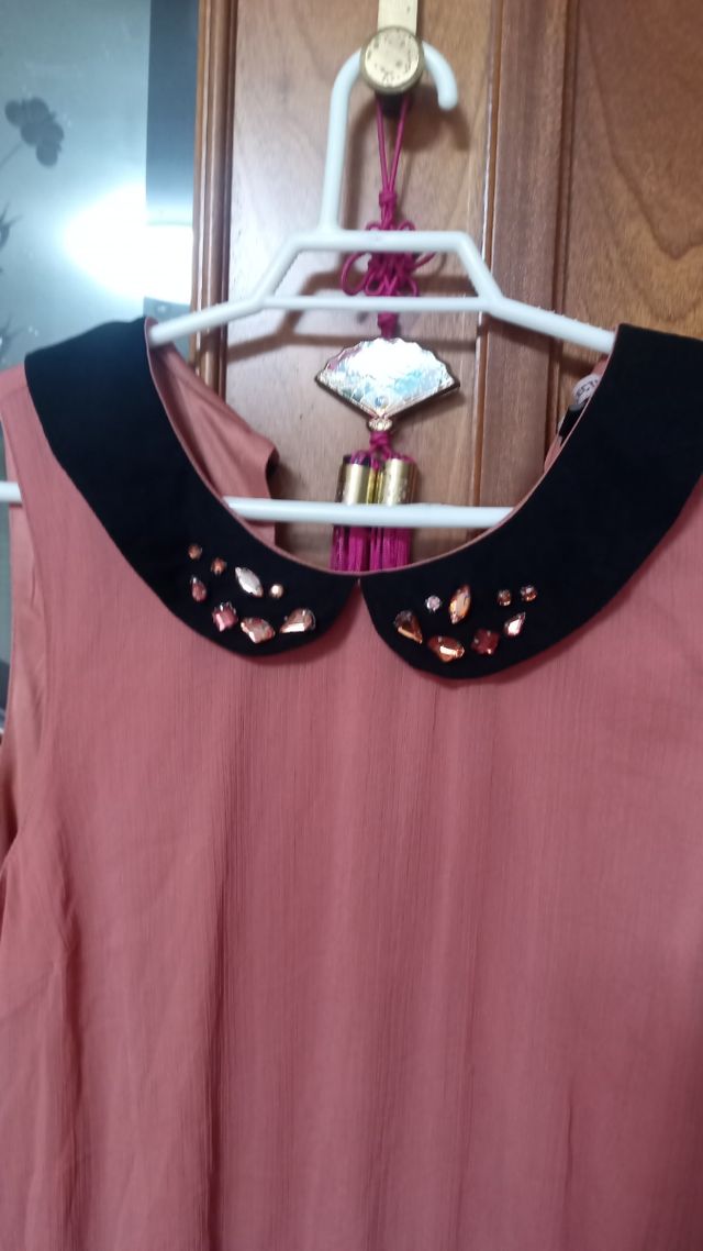 Vestido corto rosa palo con cuello