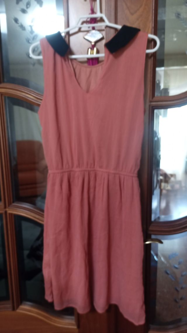 Vestido corto rosa palo con cuello