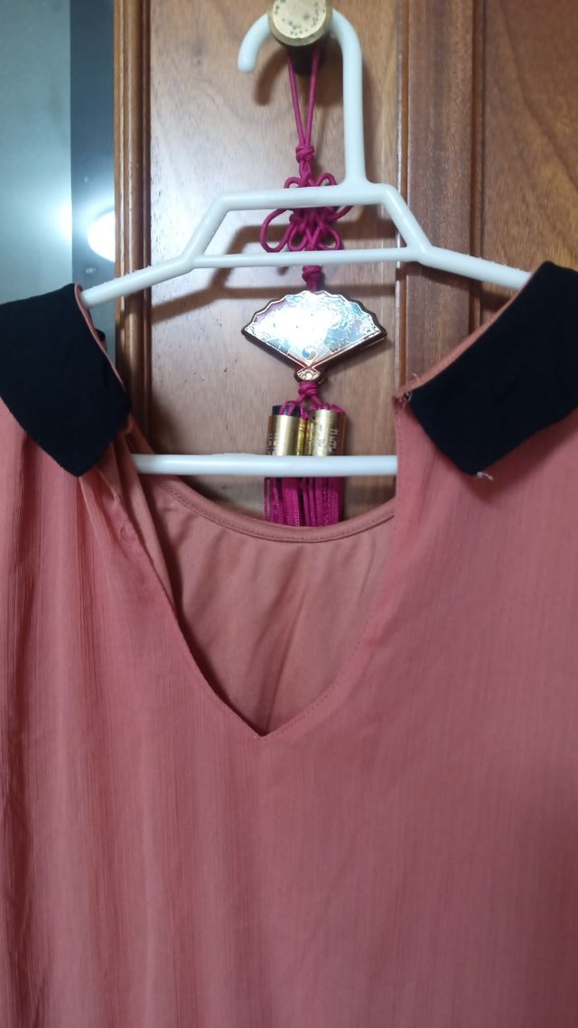 Vestido corto rosa palo con cuello