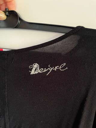 Camiseta Desigual negra y azul
