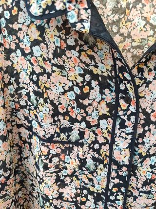 Blusa negra estampada flores