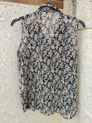 Blusa negra estampada flores