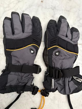 Gafas Snow Von Zipper, casco Bern, guantes y botas