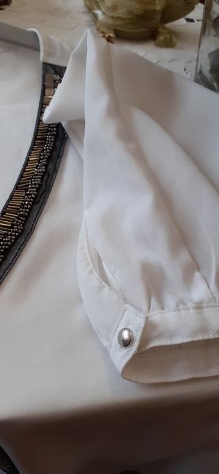 Blusa blanca talla 38 con pedreria Fórmula Joven