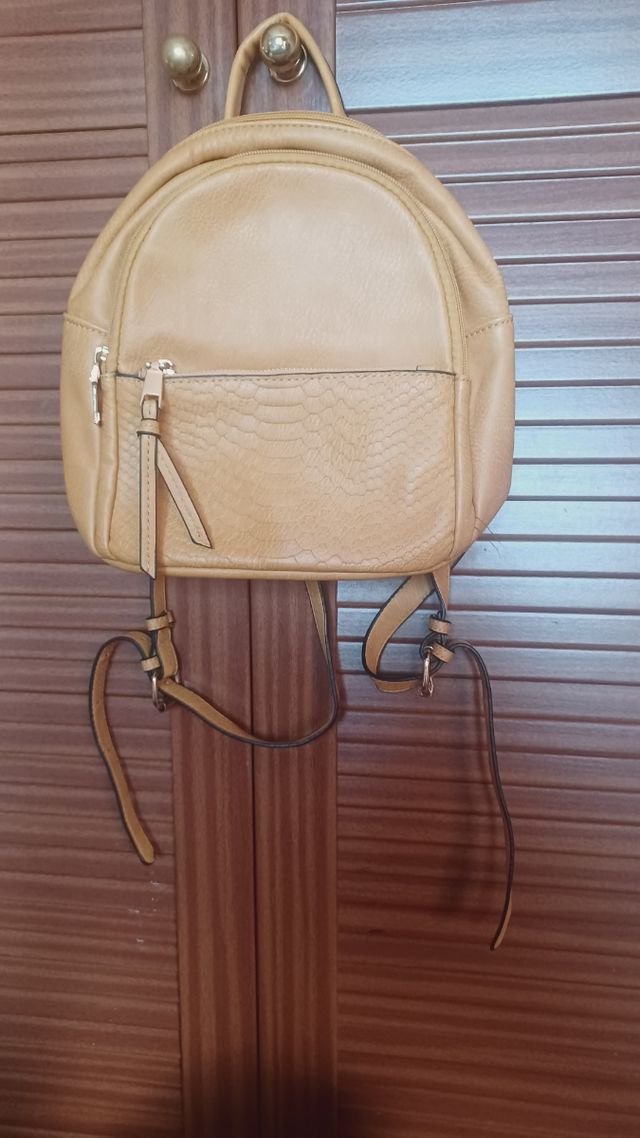 Mochila pequeña color mostaza