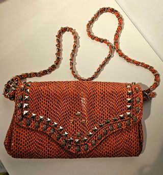 Bolso naranja tachuelas calavera