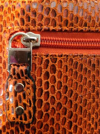 Bolso naranja tachuelas calavera