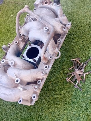 Colector admision Mercedes W107 4.5 V8 (1970-86)