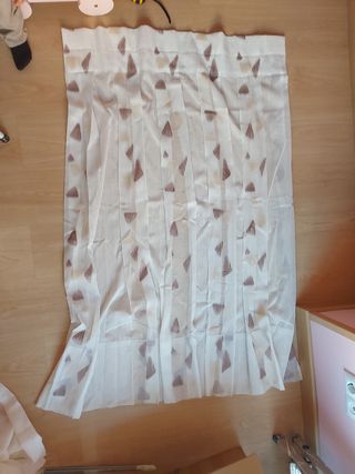 Cortina blanco con detalles tono tierra