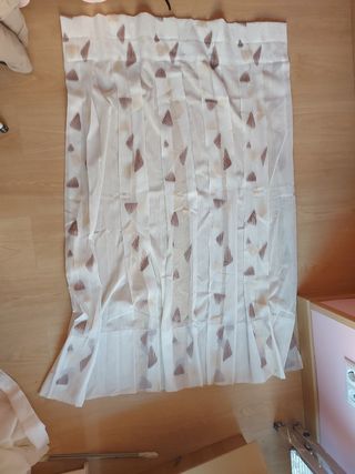 Cortina blanco con detalles tono tierra