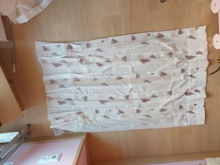 Cortina blanco con detalles tono tierra