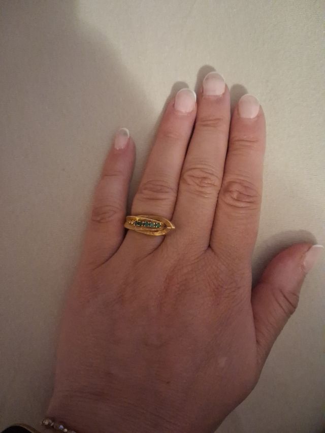 Anillo oro 18klts con esmeraldas Pesa 5gr. Nuevo.