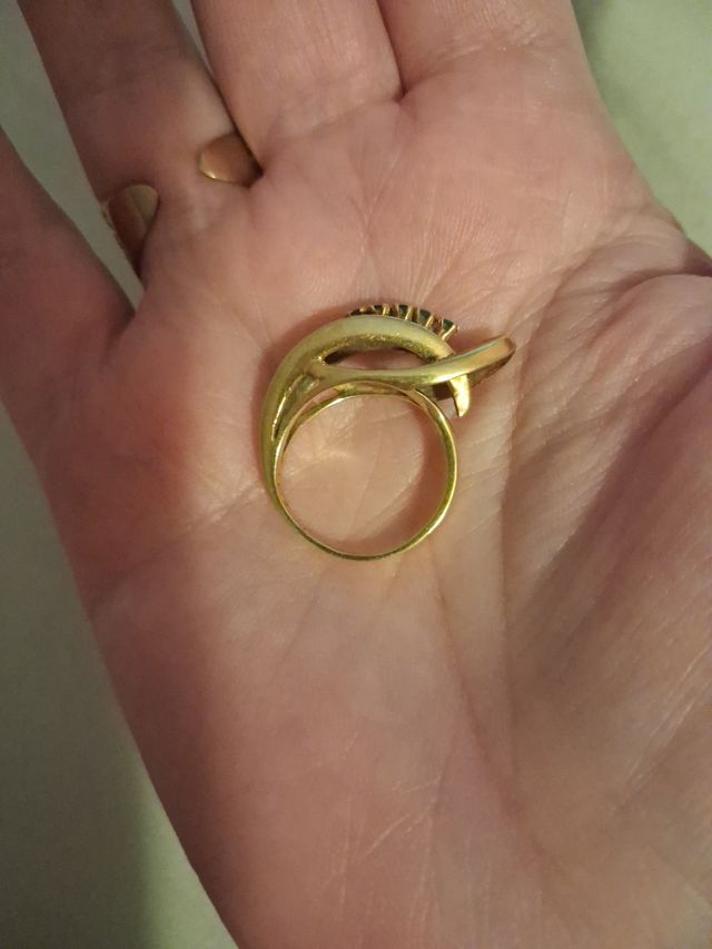Anillo oro 18klts con esmeraldas Pesa 5gr. Nuevo.