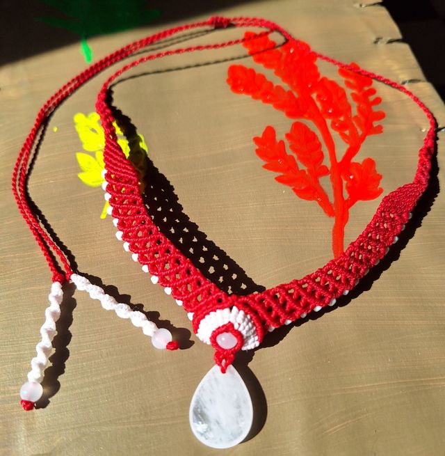 Collar macramé artesanal - Verde y Rojo