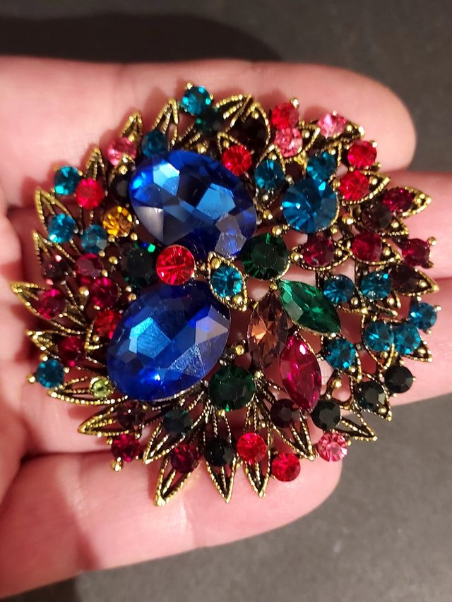 Broche multicolor con brillantes