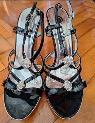 Sandalias tacón alto negras y plateadas