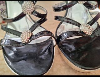 Sandalias tacón alto negras y plateadas