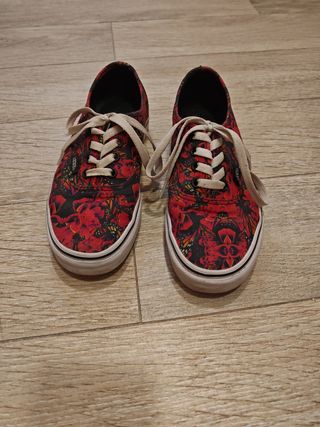 Vans rojas - Flores y mariposas