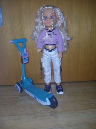 Muñeca Nancy con patinete