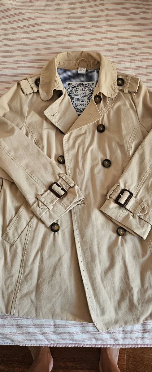 Gabardina niña 4-5 y 5.6 años. 10 las dos. 6 x 1.