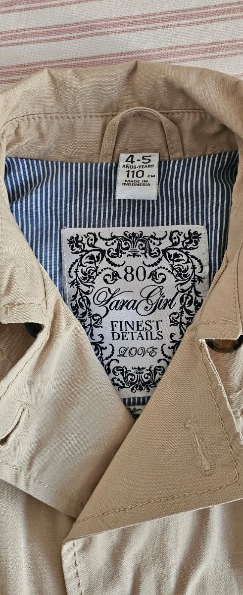 Gabardina niña 4-5 y 5.6 años. 10 las dos. 6 x 1.