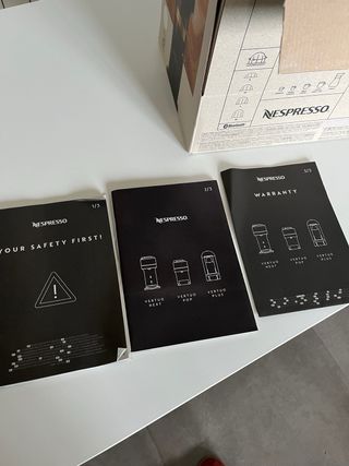 Cafetera Nespresso Vertuo modelo Next color blanco