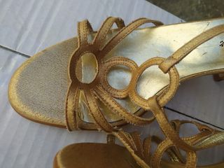 Sandalias doradas de tacón