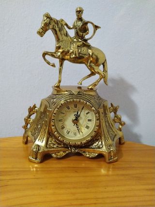Reloj de bronce con jinete