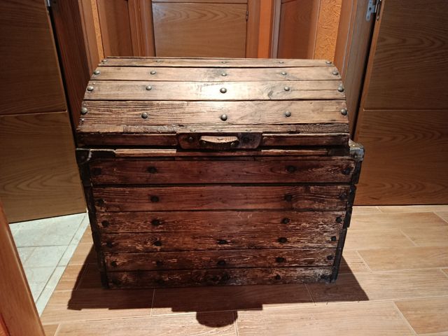 Baúl madera antiguo