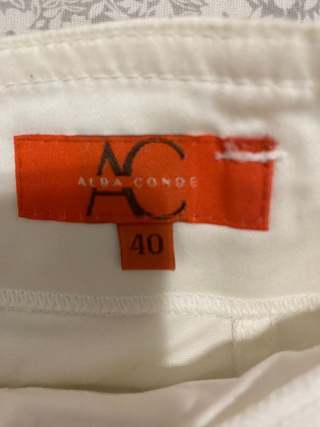 Falda blanca cintura alta. talla 40.