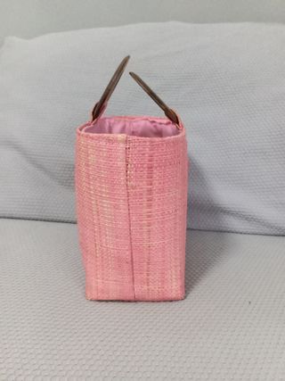 Bolso de mano de rafia rosa
