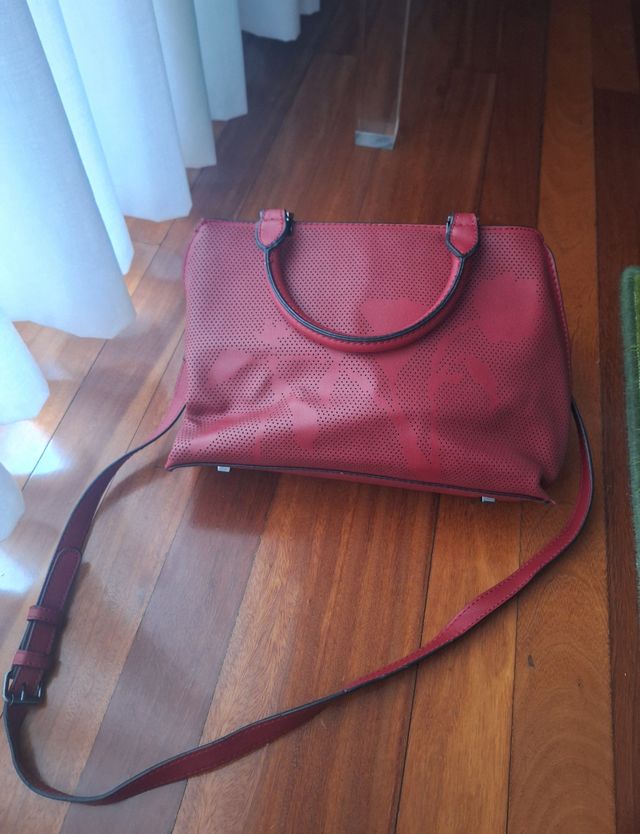 Bolso rojo bandolera y de mano