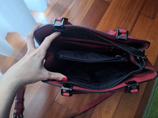 Bolso rojo bandolera y de mano