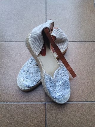 Sandalias cuña beige y plata