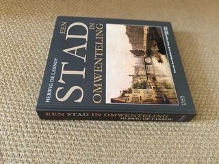 Een stad in omwenteling novo em holandês